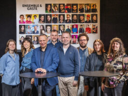 Gibt den Ausblick auf eine Spielzeit 2026/2027, die unter dem Motto &bdquo;Wir-Ges&auml;nge" steht: Das Team vom Schauspiel Leipzig um Enrico L&uuml;bbe (3.v.l.). Foto: Rolf Arnold