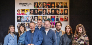 Gibt den Ausblick auf eine Spielzeit 2026/2027, die unter dem Motto &bdquo;Wir-Ges&auml;nge" steht: Das Team vom Schauspiel Leipzig um Enrico L&uuml;bbe (3.v.l.). Foto: Rolf Arnold