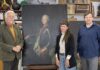 v.l.: Rainer Graf von Seckendorff Marianne Lose, Provenienzforscherin, Dr. Benjamin Spira, stellvertretender Direktor der Altenburger Museen, neben der Kopie nach Antoine Pesne mit dem Portr&auml;t von Karl Alexander von Lothringen. Foto: Lindenau-Museum Altenburg/Julia Wiehenstroth
