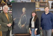 v.l.: Rainer Graf von Seckendorff Marianne Lose, Provenienzforscherin, Dr. Benjamin Spira, stellvertretender Direktor der Altenburger Museen, neben der Kopie nach Antoine Pesne mit dem Portr&auml;t von Karl Alexander von Lothringen. Foto: Lindenau-Museum Altenburg/Julia Wiehenstroth