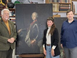 v.l.: Rainer Graf von Seckendorff Marianne Lose, Provenienzforscherin, Dr. Benjamin Spira, stellvertretender Direktor der Altenburger Museen, neben der Kopie nach Antoine Pesne mit dem Portr&auml;t von Karl Alexander von Lothringen. Foto: Lindenau-Museum Altenburg/Julia Wiehenstroth