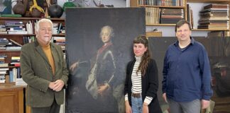 v.l.: Rainer Graf von Seckendorff Marianne Lose, Provenienzforscherin, Dr. Benjamin Spira, stellvertretender Direktor der Altenburger Museen, neben der Kopie nach Antoine Pesne mit dem Portr&auml;t von Karl Alexander von Lothringen. Foto: Lindenau-Museum Altenburg/Julia Wiehenstroth