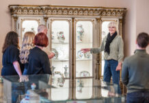 F&uuml;hrung durch eine Ausstellung, die etwa wertvolles Geschirr zeigt