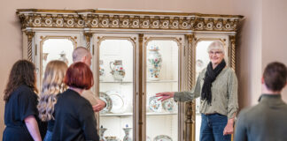 F&uuml;hrung durch eine Ausstellung, die etwa wertvolles Geschirr zeigt