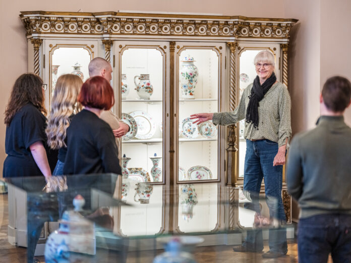 Führung durch eine Ausstellung, die etwa wertvolles Geschirr zeigt Führung durch eine Ausstellung, die etwa wertvolles Geschirr zeigt