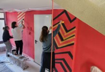 Sch&uuml;lerinnen und Sch&uuml;ler bemalen das INSPIRATA-Treppenhaus