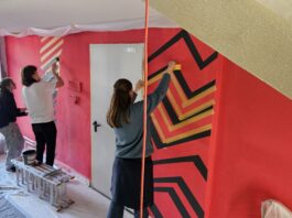 Sch&uuml;lerinnen und Sch&uuml;ler bemalen das INSPIRATA-Treppenhaus