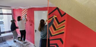 Eva-Schulze-Kunst-Leistungskurs gibt dem INSPIRATA über fünf Etagen ein neues Gesicht Schülerinnen und Schüler bemalen das INSPIRATA-Treppenhaus