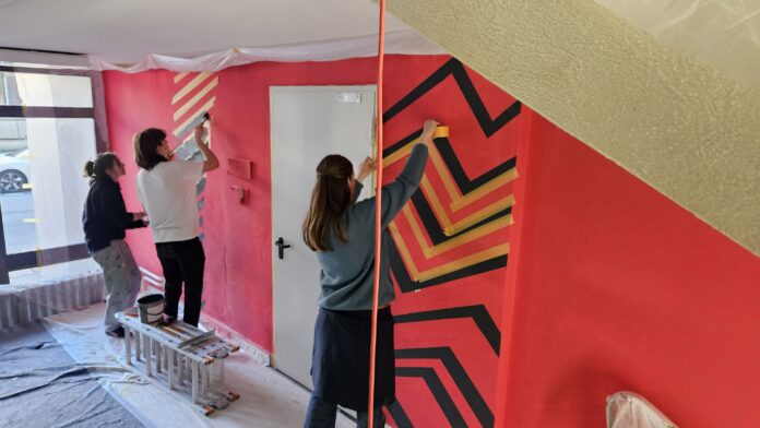 Sch&uuml;lerinnen und Sch&uuml;ler bemalen das INSPIRATA-Treppenhaus