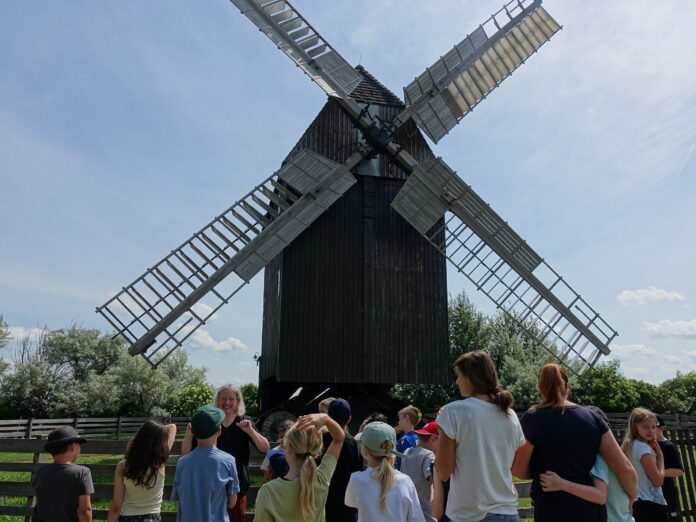 Lernen au&szlig;erhalb des Klassenzimmers: An der Bockwindm&uuml;hle Hohenroda erleben Sch&uuml;lerinnen und Sch&uuml;ler Geschichte mit allen Sinnen. Foto: Andrea Heyn