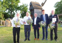 Landrat Uwe Melzer zeichnet vier Pers&ouml;nlichkeiten des Altenburger Landes aus.