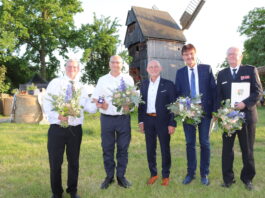 Landrat Uwe Melzer zeichnet vier Pers&ouml;nlichkeiten des Altenburger Landes aus.