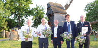 Landrat Uwe Melzer zeichnet vier Pers&ouml;nlichkeiten des Altenburger Landes aus.