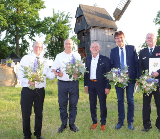 Landrat Uwe Melzer zeichnet vier Pers&ouml;nlichkeiten des Altenburger Landes aus.