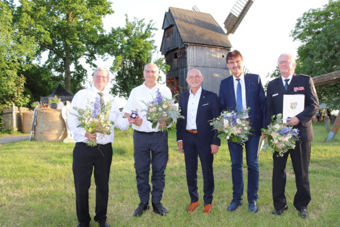Landrat Uwe Melzer zeichnet vier Persönlichkeiten des Altenburger Landes aus. Landrat Uwe Melzer zeichnet vier Persönlichkeiten des Altenburger Landes aus.