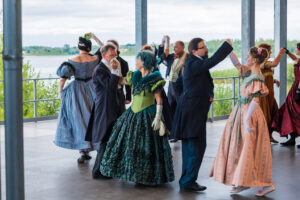 F&uuml;r den Historischen Tanzball am Biederstrand am 4. Juli probt der Historische Tanzkreis gerade ganz flei&szlig;ig. Denn gemeinsam mit dem Publikum werden dann historische T&auml;nze unter Anleitung getanzt. Foto: Maximilian Zwiener 