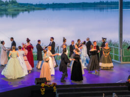 F&uuml;r den Historischen Tanzball am Biederstrand am 4. Juli probt der Historische Tanzkreis gerade ganz flei&szlig;ig. Denn gemeinsam mit dem Publikum werden dann historische T&auml;nze unter Anleitung getanzt. Foto: Maximilian Zwiener