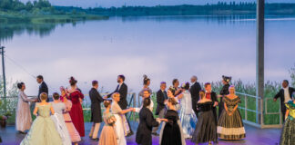 F&uuml;r den Historischen Tanzball am Biederstrand am 4. Juli probt der Historische Tanzkreis gerade ganz flei&szlig;ig. Denn gemeinsam mit dem Publikum werden dann historische T&auml;nze unter Anleitung getanzt. Foto: Maximilian Zwiener