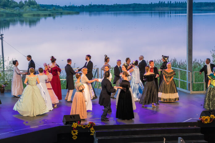 F&uuml;r den Historischen Tanzball am Biederstrand am 4. Juli probt der Historische Tanzkreis gerade ganz flei&szlig;ig. Denn gemeinsam mit dem Publikum werden dann historische T&auml;nze unter Anleitung getanzt. Foto: Maximilian Zwiener