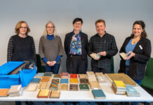 Was f&uuml;r ein Schatz: &Uuml;ber eine bemerkenswerte Schenkung kann sich das Team der Bibliotheca Albertina um Dr. Anne Lipp (l.) freuen. Foto: Thomas Kademann