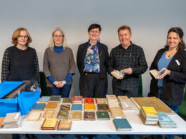 Was f&uuml;r ein Schatz: &Uuml;ber eine bemerkenswerte Schenkung kann sich das Team der Bibliotheca Albertina um Dr. Anne Lipp (l.) freuen. Foto: Thomas Kademann