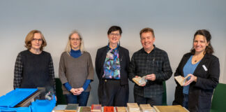 Was f&uuml;r ein Schatz: &Uuml;ber eine bemerkenswerte Schenkung kann sich das Team der Bibliotheca Albertina um Dr. Anne Lipp (l.) freuen. Foto: Thomas Kademann