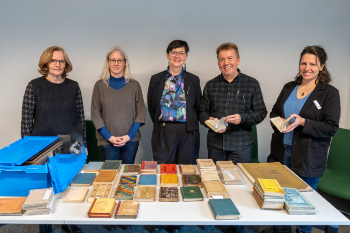 Was für ein Schatz: Über eine bemerkenswerte Schenkung kann sich das Team der Bibliotheca Albertina um Dr. Anne Lipp (l.) freuen. Foto: Thomas Kademann Was für ein Schatz: Über eine bemerkenswerte Schenkung kann sich das Team der Bibliotheca Albertina um Dr. Anne Lipp (l.) freuen. Foto: Thomas Kademann