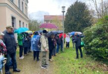 Trotz des schlechten Wetters kamen 50 Interessierte zur F&uuml;hrung durch den Zschortauer Park. Foto: privat