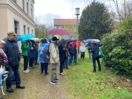 Trotz des schlechten Wetters kamen 50 Interessierte zur F&uuml;hrung durch den Zschortauer Park. Foto: privat