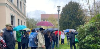 Trotz des schlechten Wetters kamen 50 Interessierte zur F&uuml;hrung durch den Zschortauer Park. Foto: privat