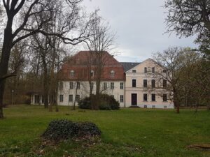 Das alte Herrenhaus im Zschortauer Gutspark bildet seit jeher das unbestrittene Zentrum. Foto: privat