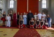 Gemeinsam posieren die M&auml;dchen und Jungen noch einmal mit dem Pfarrer Matthias Taatz und den T&auml;nzerinnen der Peppers vom Delitzscher Carneval Verein e.V. f&uuml;r ein Erinnerungsbild an diesen tollen Tag. Foto: privat