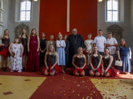 Gemeinsam posieren die M&auml;dchen und Jungen noch einmal mit dem Pfarrer Matthias Taatz und den T&auml;nzerinnen der Peppers vom Delitzscher Carneval Verein e.V. f&uuml;r ein Erinnerungsbild an diesen tollen Tag. Foto: privat