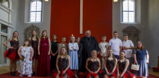 Fröbelschüler feiern Jugendfest in der Pfarrkirche Schenkenberg Gemeinsam posieren die Mädchen und Jungen noch einmal mit dem Pfarrer Matthias Taatz und den Tänzerinnen der Peppers vom Delitzscher Carneval Verein e.V. für ein Erinnerungsbild an diesen tollen Tag. Foto: privat