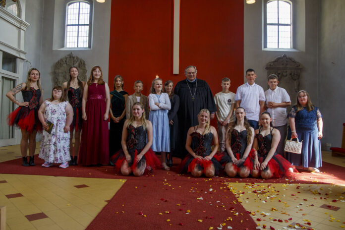 Jugendfest Gemeinsam posieren die Mädchen und Jungen noch einmal mit dem Pfarrer Matthias Taatz und den Tänzerinnen der Peppers vom Delitzscher Carneval Verein e.V. für ein Erinnerungsbild an diesen tollen Tag. Foto: privat