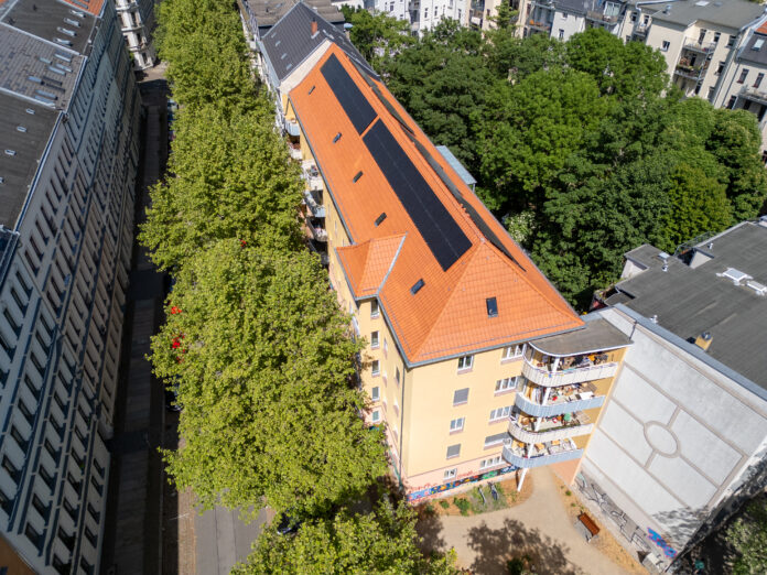 Blick auf modernisierten Wohnblock in Leipzigs S&uuml;dvorstadt