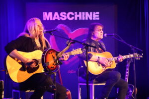 Uwe Hassbecker spielt derzeit auch ein Programm mit Dieter&bdquo;Maschine&ldquo; Birr von den Puhdys &ndash; hier im Kupfersaal in Leipzig. Foto: Dirk Knofe