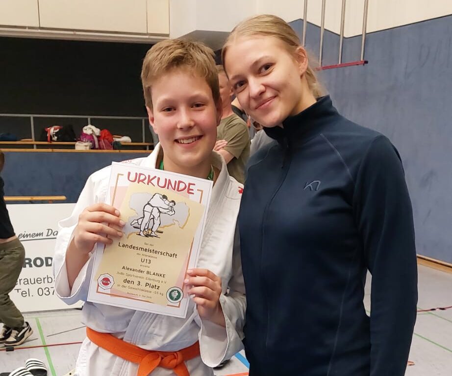 Aus Rodewisch konnte Alexander Blanke - hier mit Trainerin Leonie Erlebach - die Bronze-Medaille bei den U13 Landesmeisterschaften im Judo mitnehmen. Foto: JSV Eilenburg Aus Rodewisch konnte Alexander Blanke - hier mit Trainerin Leonie Erlebach - die Bronze-Medaille bei den U13 Landesmeisterschaften im Judo mitnehmen. Foto: JSV Eilenburg