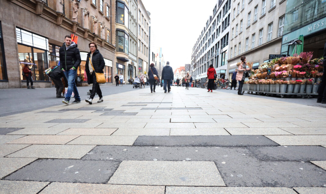 Auch das Pflaster in der Leipziger Petersstra&szlig;e kann eine Menge Geschichten erz&auml;hlen &ndash; diese m&ouml;ch- te man nun im Projekt &bdquo;Leipziger Pflastergeschichte(n)&ldquo; sammeln. Foto: Andr&eacute; Kempner