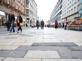 Auch das Pflaster in der Leipziger Petersstra&szlig;e kann eine Menge Geschichten erz&auml;hlen &ndash; diese m&ouml;ch- te man nun im Projekt &bdquo;Leipziger Pflastergeschichte(n)&ldquo; sammeln. Foto: Andr&eacute; Kempner