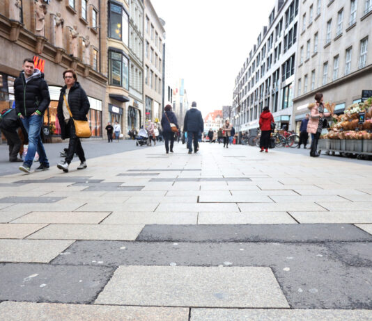 Auch das Pflaster in der Leipziger Petersstra&szlig;e kann eine Menge Geschichten erz&auml;hlen &ndash; diese m&ouml;ch- te man nun im Projekt &bdquo;Leipziger Pflastergeschichte(n)&ldquo; sammeln. Foto: Andr&eacute; Kempner