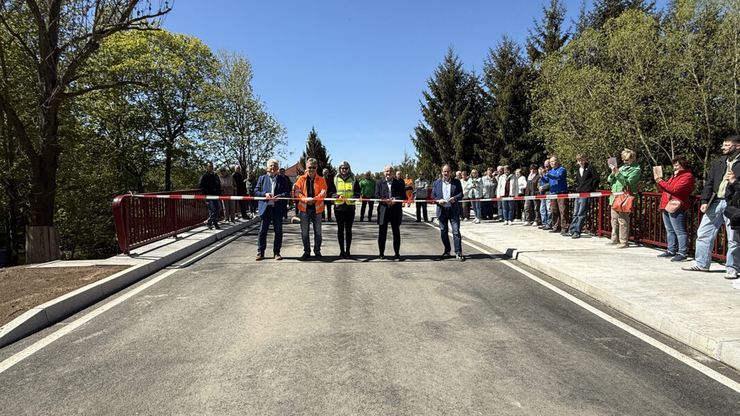 Pleissebruecke_Kotteritz_3 Eröffneten offiziell die neue Pleißebrücke in Kotteritz, v.l.: Fachbereichsleiter Bernd Wenzlau, Bauleiter von VSTR Frithjof Samelke, Anastasiia Neumann aus dem Fachdienst Straßenbau, Landrat Uwe Melzer und Bürgermeister Hendrik Läbe. Foto: PM