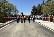 Er&ouml;ffneten offiziell die neue Plei&szlig;ebr&uuml;cke in Kotteritz, v.l.: Fachbereichsleiter Bernd Wenzlau, Bauleiter von VSTR Frithjof Samelke, Anastasiia Neumann aus dem Fachdienst Stra&szlig;enbau, Landrat Uwe Melzer und B&uuml;rgermeister Hendrik L&auml;be. Foto: PM