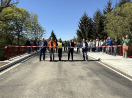 Er&ouml;ffneten offiziell die neue Plei&szlig;ebr&uuml;cke in Kotteritz, v.l.: Fachbereichsleiter Bernd Wenzlau, Bauleiter von VSTR Frithjof Samelke, Anastasiia Neumann aus dem Fachdienst Stra&szlig;enbau, Landrat Uwe Melzer und B&uuml;rgermeister Hendrik L&auml;be. Foto: PM