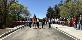 Er&ouml;ffneten offiziell die neue Plei&szlig;ebr&uuml;cke in Kotteritz, v.l.: Fachbereichsleiter Bernd Wenzlau, Bauleiter von VSTR Frithjof Samelke, Anastasiia Neumann aus dem Fachdienst Stra&szlig;enbau, Landrat Uwe Melzer und B&uuml;rgermeister Hendrik L&auml;be. Foto: PM