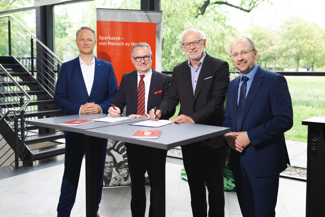 v. l.: Mike Wittich Kaufm&auml;nnischer Gesch&auml;ftsf&uuml;hrer des Theaters Altenburg Gera, Dr. Hendrik Ziegenbein (Vorstandsvorsitzender der Sparkasse Gera-Greiz),Kay Kuntze (Generalintendant des Theaters Altenburg Gera) und S&ouml;ren Albert (Vorstandsmitglied der Sparkasse Gera-Greiz). Foto: Ronny Ristok