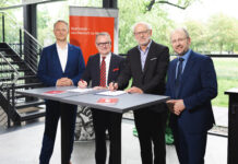 v. l.: Mike Wittich Kaufm&auml;nnischer Gesch&auml;ftsf&uuml;hrer des Theaters Altenburg Gera, Dr. Hendrik Ziegenbein (Vorstandsvorsitzender der Sparkasse Gera-Greiz),Kay Kuntze (Generalintendant des Theaters Altenburg Gera) und S&ouml;ren Albert (Vorstandsmitglied der Sparkasse Gera-Greiz). Foto: Ronny Ristok