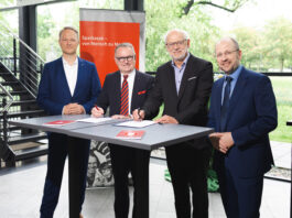 v. l.: Mike Wittich Kaufm&auml;nnischer Gesch&auml;ftsf&uuml;hrer des Theaters Altenburg Gera, Dr. Hendrik Ziegenbein (Vorstandsvorsitzender der Sparkasse Gera-Greiz),Kay Kuntze (Generalintendant des Theaters Altenburg Gera) und S&ouml;ren Albert (Vorstandsmitglied der Sparkasse Gera-Greiz). Foto: Ronny Ristok