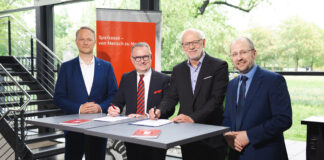 v. l.: Mike Wittich Kaufm&auml;nnischer Gesch&auml;ftsf&uuml;hrer des Theaters Altenburg Gera, Dr. Hendrik Ziegenbein (Vorstandsvorsitzender der Sparkasse Gera-Greiz),Kay Kuntze (Generalintendant des Theaters Altenburg Gera) und S&ouml;ren Albert (Vorstandsmitglied der Sparkasse Gera-Greiz). Foto: Ronny Ristok