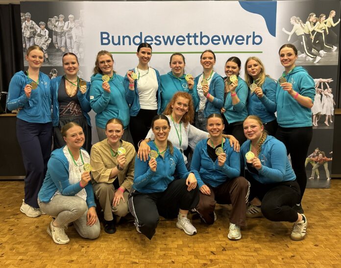 Die Tanzklasse 9 sowie Erwachsenklasse 2 holten mit „Tempora fatalia“ einen zweiten Platz. Foto: privat Die Tanzklasse 9 sowie Erwachsenklasse 2 holten mit „Tempora fatalia“ einen zweiten Platz. Foto: privat